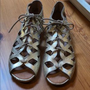 Gentle Souls by Kenneth Cole 7.5 NWOT Gold